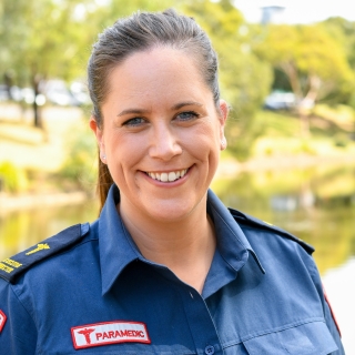 Portrait photo of Lindsay Mackay.